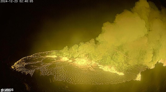 El volcán Kilauea de Hawái comenzó a entrar en erupción el lunes por la mañana temprano, y una cámara web captó lava brotando hacia la superficie.