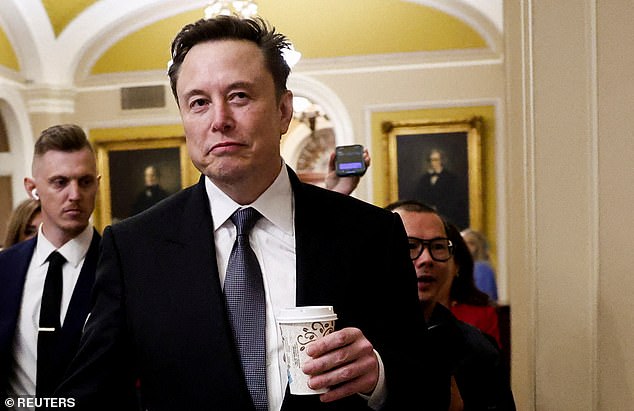 Elon Musk prueba por primera vez la derrota política en la Cámara después de que demócratas y republicanos conservadores rechazaran un acuerdo de gasto de último minuto respaldado por Trump para evitar un cierre del gobierno.