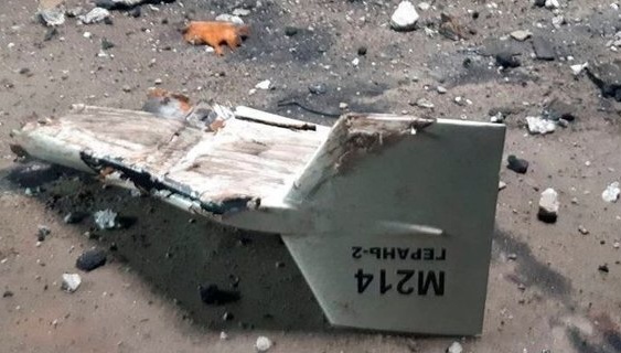 En Kyiv, restos de drones abandonan bloques de apartamentos y coches dañados
