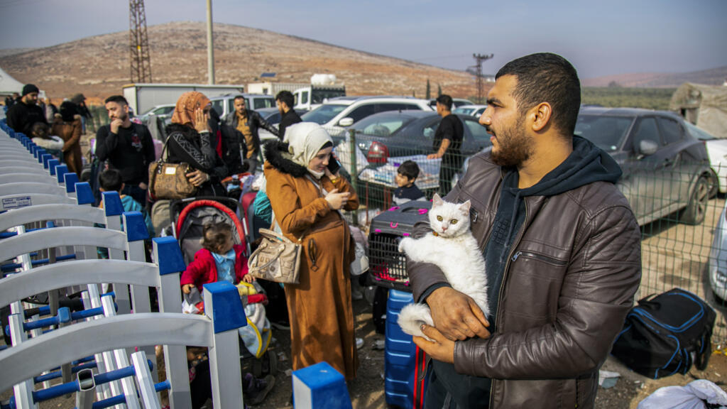 En directo: Refugiados sirios intentan regresar a su patria tras el derrocamiento del régimen de Assad
