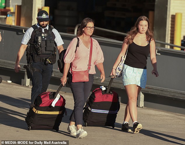 Tanya Sandoe, de 56 años, y su hija Georgia Sandoe-Simpson, de 19, están de regreso en casa después de que sus vacaciones en Fiji se convirtieran en una pesadilla.