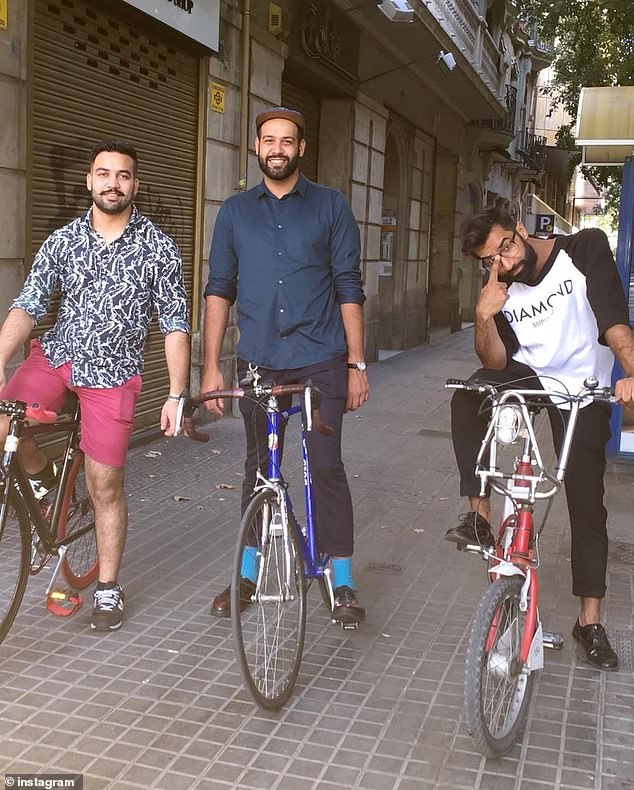 Majid y Mani Alam (en la foto, centro y derecha) han pasado los últimos nueve años vendiendo la idea del pescado con patatas fritas a los españoles.