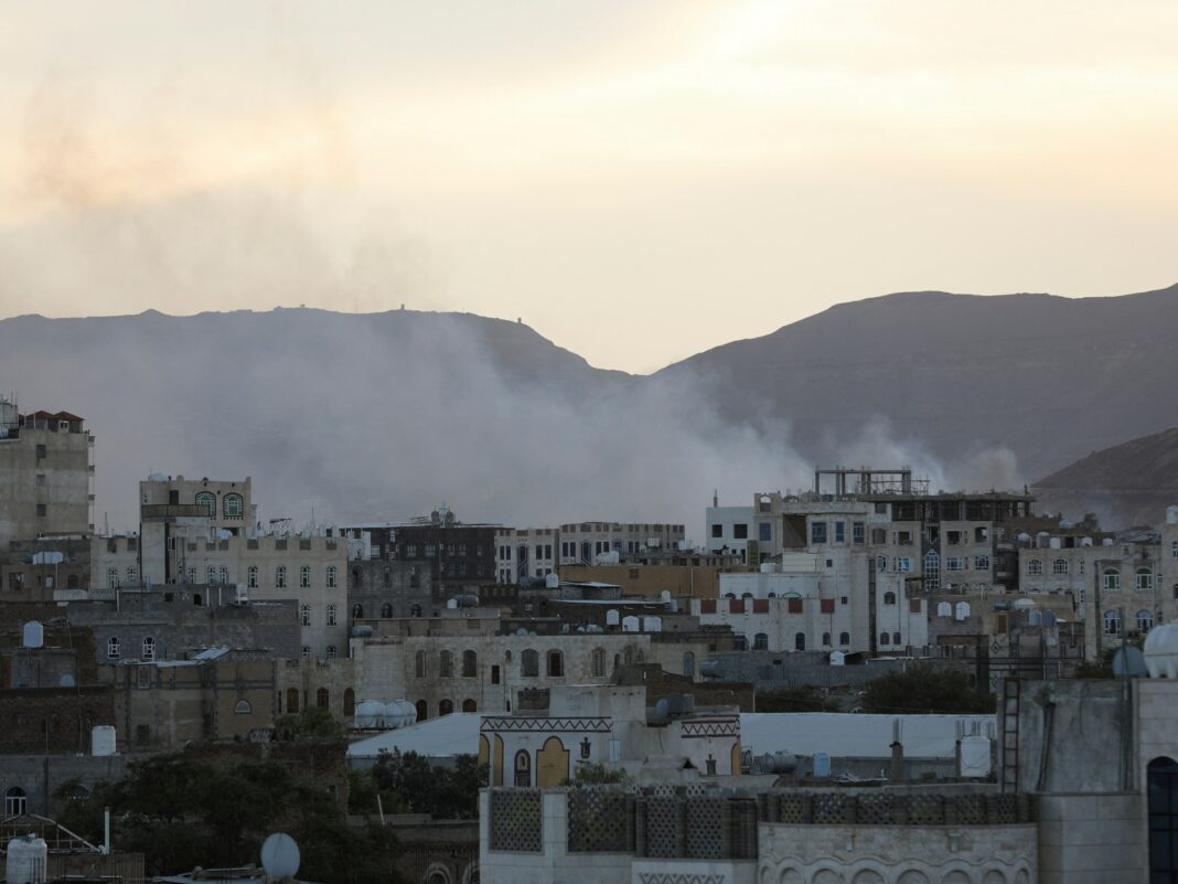 Estados Unidos dice que realizó ataques contra objetivos hutíes en la capital de Yemen
