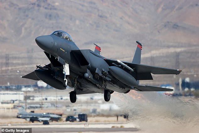 En la imagen: un Boeing F-15E Strike Eagle despegando. Este es el tipo de avión que se utilizó en los ataques del domingo contra los terroristas del ISIS.