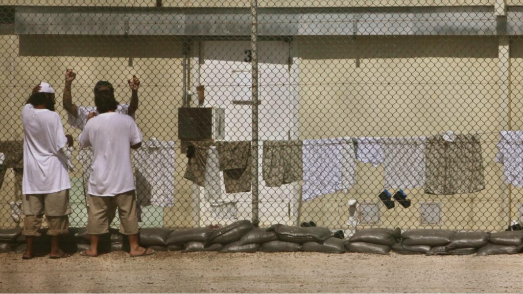 Estados Unidos traslada a tres detenidos fuera de la prisión de Guantánamo
