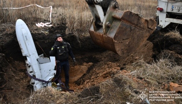 Expertos en desactivación de bombas neutralizan un misil ruso Kh-59 sin detonar en Járkov
