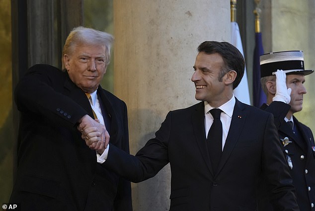 Donald Trump estrechó torpemente la mano del presidente de Francia durante una visita a París para celebrar la reapertura de Notre Dame.