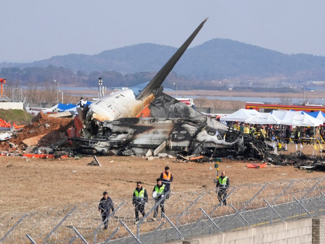 Fotos: Avión de pasajeros se estrella en aeropuerto de Corea del Sur, matando a 151 personas
