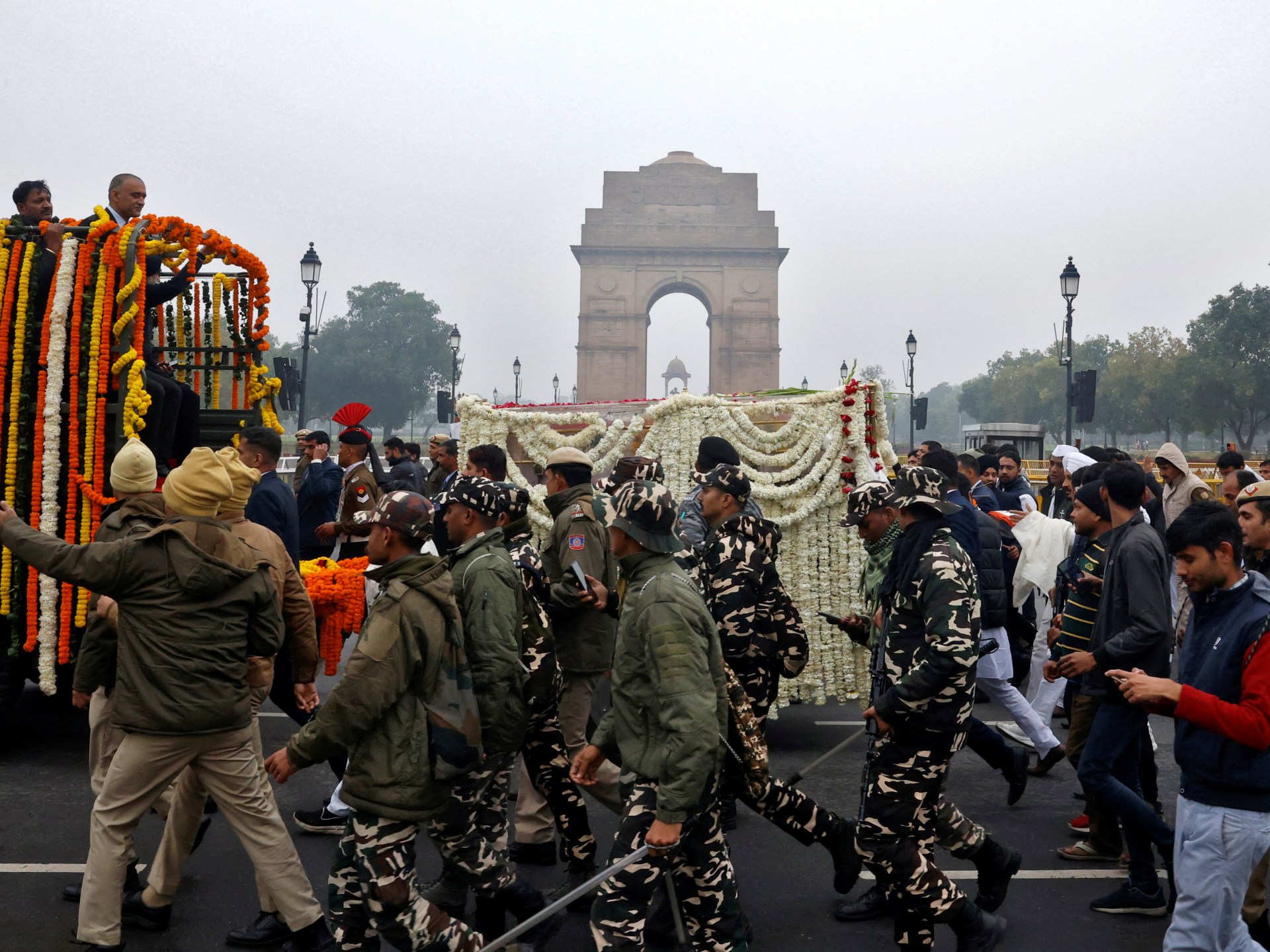 Fotos: India llora al ex primer ministro Manmohan Singh en funeral de estado
