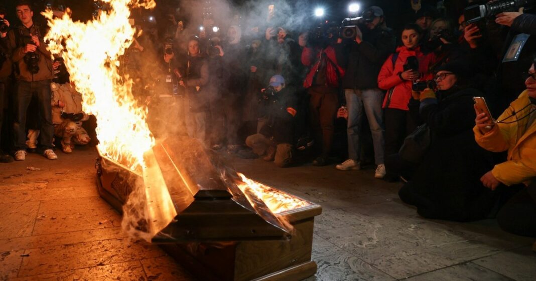 Fotos: Miles de personas se manifiestan en el duodécimo día de protestas pro UE en Georgia
