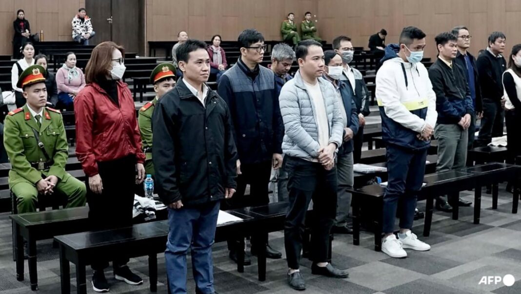 Funcionarios de Vietnam van a juicio por sobornos en vuelos de COVID-19
