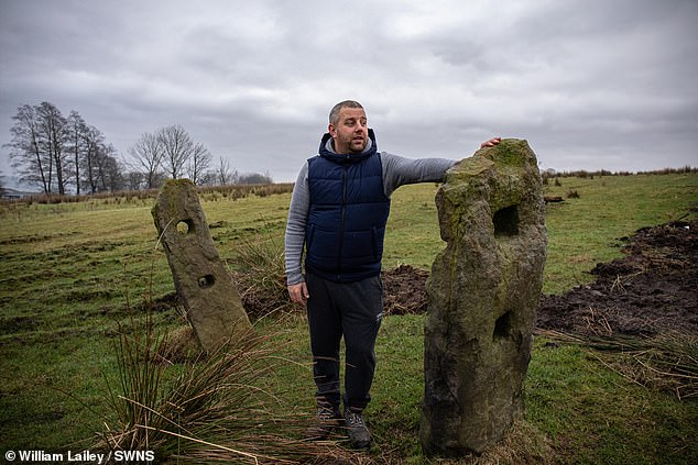 Steven Smithson, concejal y voluntario de 'Stop the Cemetery', caminando por parte del terreno en Blackburn Road, en las afueras de Oswaldtwistle.