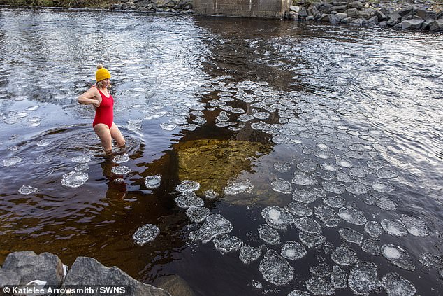 La nadadora de agua fría Jenny Favell en el río Braan en el Hermitage en Perthshire hoy