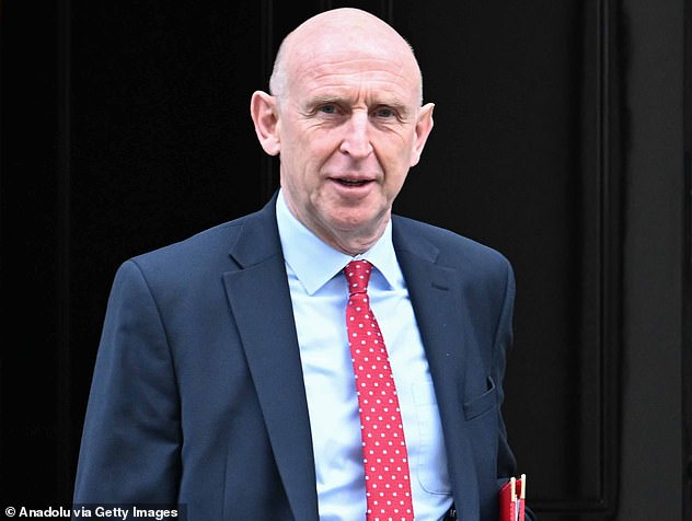 El secretario de Defensa, John Healey, admitió que las Fuerzas Armadas del Reino Unido deben estar 