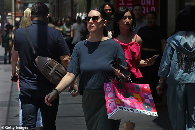 Los prestatarios de viviendas australianos han recibido un duro golpe justo antes de Navidad cuando el Banco de la Reserva les negó un recorte de tipos (en la foto, un comprador de Sydney)