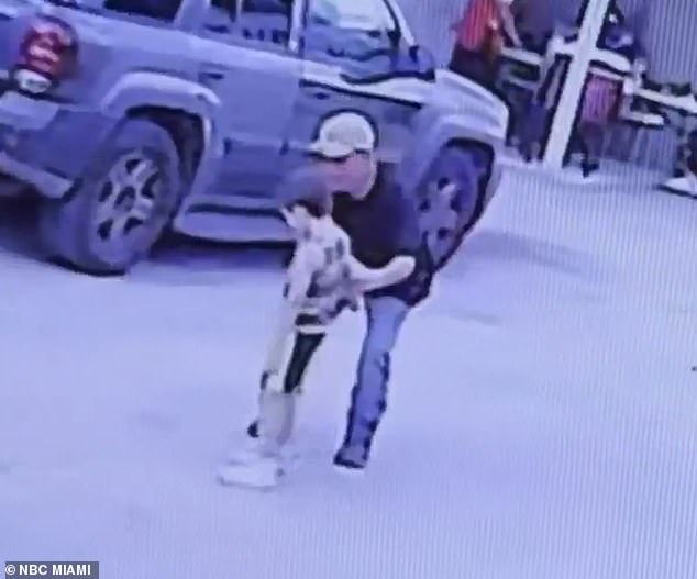 Imágenes impactantes capturaron el momento en que un secuestrador acusado se acercó a un niño y lo atrajo.