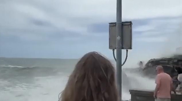 Los turistas se reunieron en el lugar y observaron impotentes cómo el mar se llevaba a Kamilla Belyatskaya.