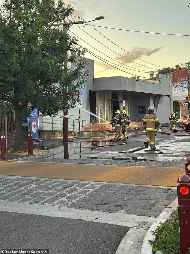 Impactante ataque a una sinagoga en Melbourne: dos hombres 'irrumpieron, rociaron el edificio con gasolina y le prendieron fuego'
