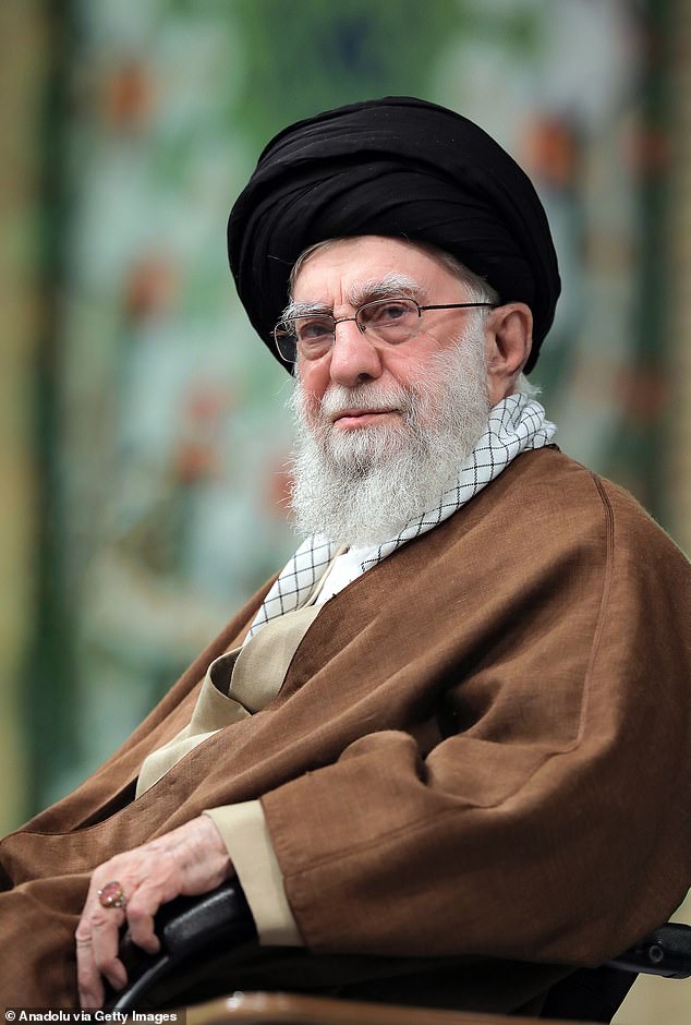 El líder iraní Ali Khamenei asiste a un programa en Teherán, Irán, el 22 de diciembre de 2024