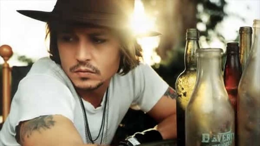 Jack, el hijo raramente visto de Johnny Depp, trabaja en secreto como barman en un restaurante de moda de París.
