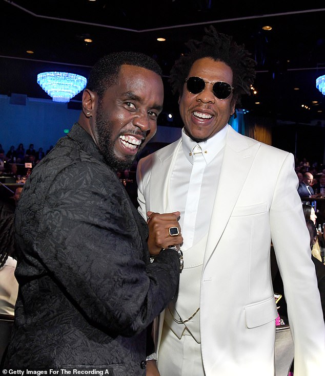 Jay-Z, de 55 años, fue acusado de agredir sexualmente a una niña de 13 años junto con Sean 'Diddy' Combs, de 55 años, en una fiesta después de los MTV Video Music Awards 2000 en una demanda civil presentada el domingo. Diddy y Jay-Z fotografiados en un evento de los Grammy en enero de 2020