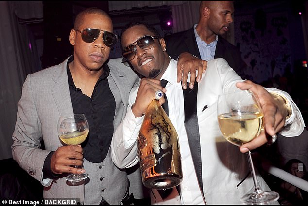 Jay-Z y Diddy han sido acusados ​​de violar a una mujer cuando tenía 13 años durante una fiesta posterior a los VMA el 7 de septiembre de 2000. Ambos han negado las acusaciones.