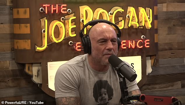 El famoso podcaster Joe Rogan (arriba) publicó un video del portavoz de seguridad nacional de la Casa Blanca, John Kirby, diciéndoles a los periodistas que los misteriosos drones de Nueva Jersey no representaban ninguna 