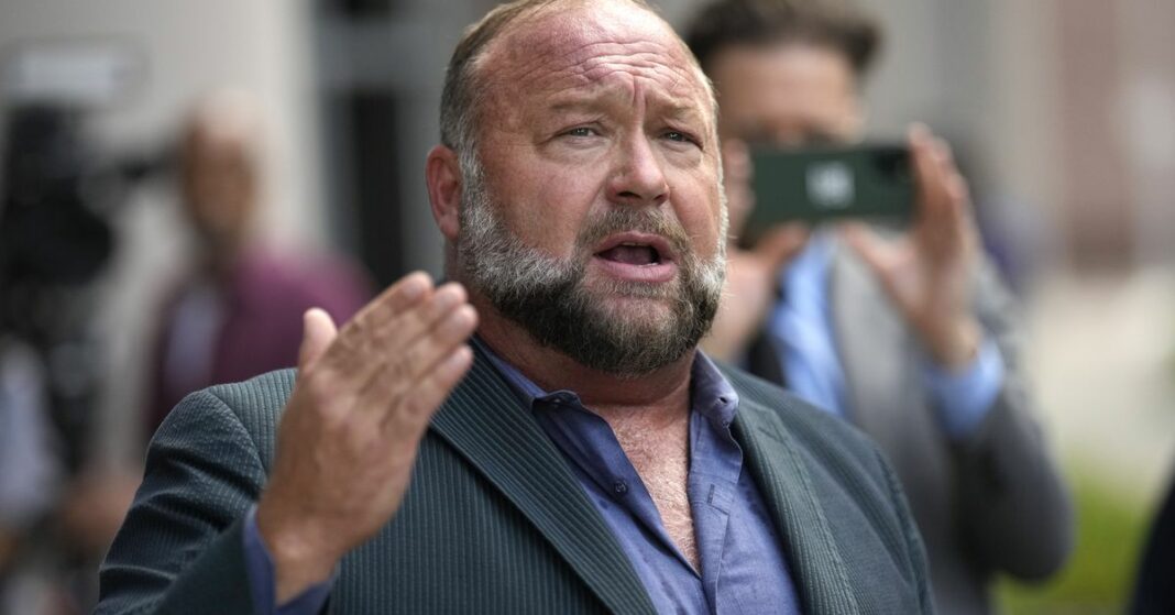 Juez bloquea la venta de Infowars de Alex Jones al medio satírico The Onion
