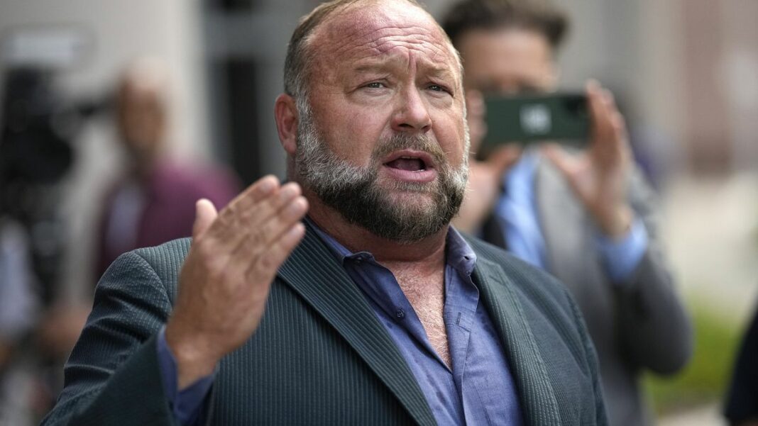 Juez rechaza venta de Infowars de Alex Jones a The Onion
