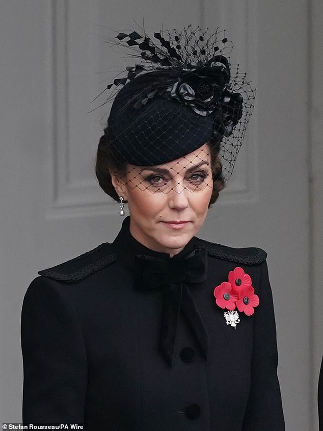 La Princesa de Gales en un balcón de la Oficina de Asuntos Exteriores, Commonwealth y Desarrollo durante el servicio del Domingo del Recuerdo en el Cenotafio de Londres el 10 de noviembre.