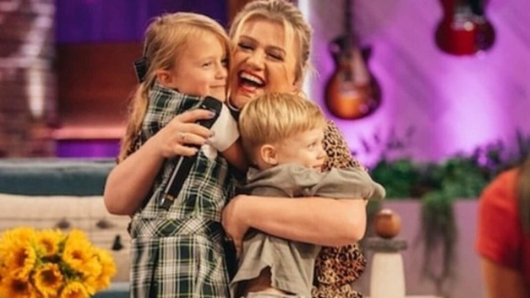 Kelly Clarkson está 'satisfecha con la vida' y no tiene citas gracias a sus hijos: informe
