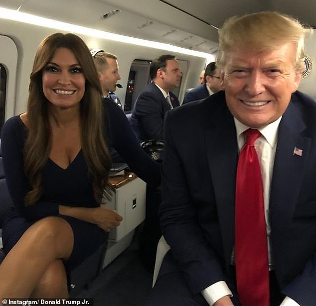 Kimberly Guilfoyle pone cara de valiente al aceptar la nominación de Donald Trump como embajadora en Grecia tras la traición de Don Jr.
