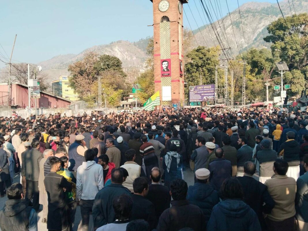 La Cachemira administrada por Pakistán deroga las restricciones a las protestas tras una huelga
