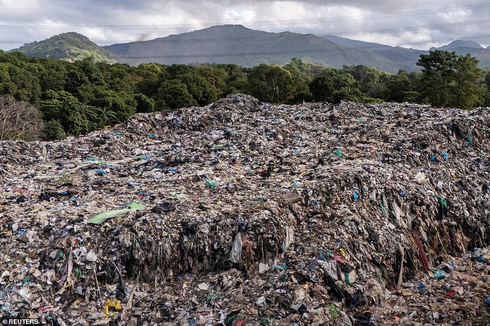 Las conversaciones para crear un pacto histórico contra la contaminación plástica fracasaron ayer. Casi 200 países pasaron una semana enfrascados en negociaciones en Busan, Corea del Sur, a partir del 25 de noviembre con el objetivo de acordar el primer tratado global para frenar la contaminación plástica. Pero en las primeras horas de la mañana de ayer, los negociadores reconocieron la derrota y dijeron que no habían logrado salvar serias divisiones sobre los objetivos del tratado.