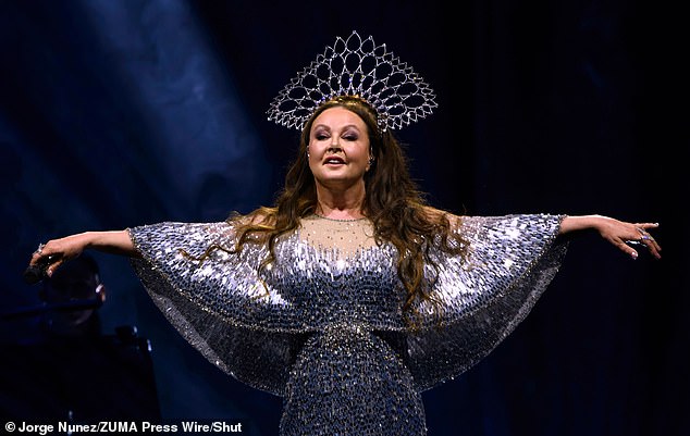 La estrella del teatro del West End, Sarah Brightman, mostró su tez increíblemente suave y deslumbró en plata mientras hacía su regreso musical el miércoles.