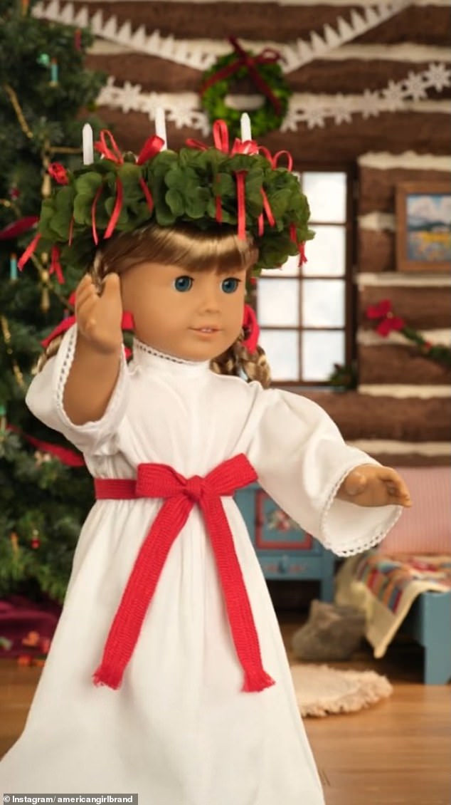 Kirsten, una American Girl Doll favorita de los fanáticos, apareció en un video sobre el Día de Santa Lucía usando su tradicional vestido navideño.