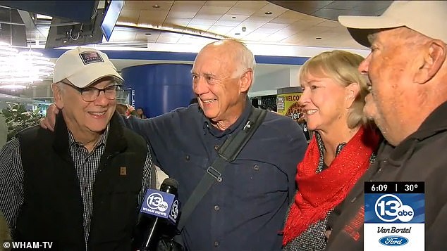 Dixon Handshaw, de 75 años, en el centro, conoció a dos de sus cinco medio hermanos, Jeff Romig, izquierda, y Gary Romig, derecha, junto con su media hermana Wendy Gell, por primera vez en su vida.