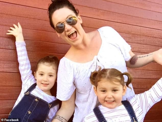 Rachel Van Oyen en la foto con sus hijas gemelas Macey y Riley, quienes murieron después de un terrible accidente en un tramo remoto de la autopista en Perth.