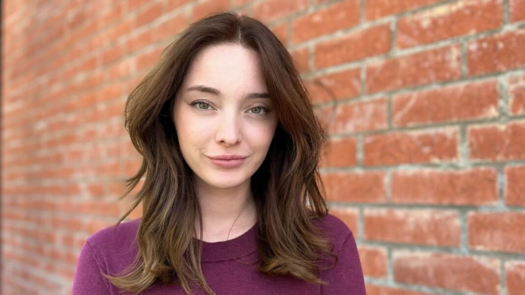 La estrella de Oppenheimer, Emma Dumont, se declara no binaria y revela un nuevo nombre
