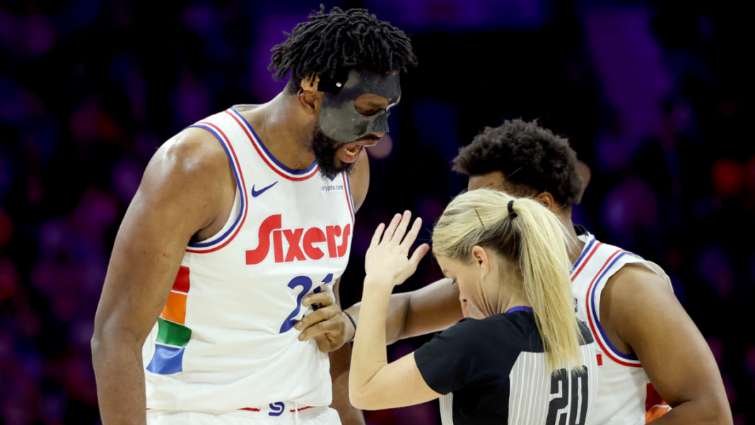 La estrella de los 76ers, Joel Embiid, expulsado de manera irónica después de argumentar una falta ofensiva al dejar caer a Victor Wembanyama.
