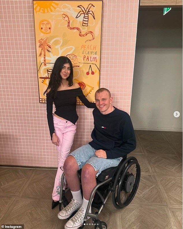 La ex estrella de la NRL Alex McKinnon se ha sincerado sobre uno de los mayores logros de su vida (en la foto con su compañera Lily)