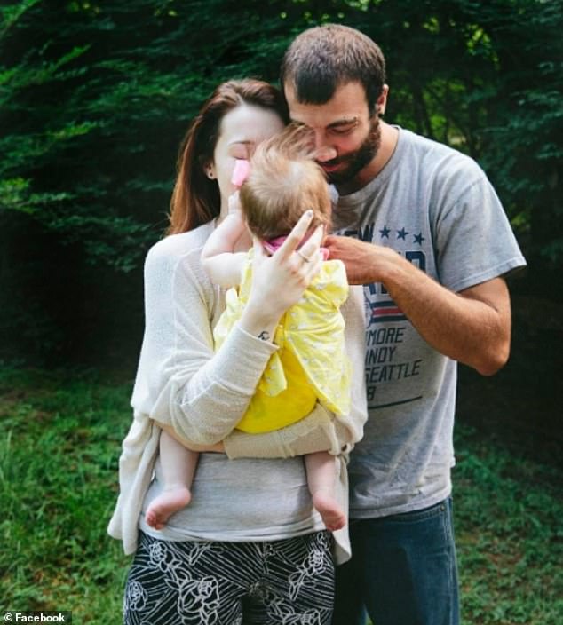 Emma Yell y su compañero James Ristaino se vieron obligados a perderse su graduación de la Universidad de Massachusetts Dartmouth el 16 de mayo debido al clima tormentoso, lo que habría significado que su hija, que usa una traqueotomía y sondas de alimentación, estaría expuesta a la elementos