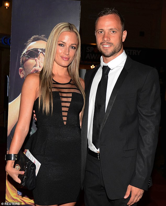 Oscar Pistorius (derecha) y su novia Reeva Steenkamp posan para una fotografía en Johannesburgo, el 7 de febrero de 2013.