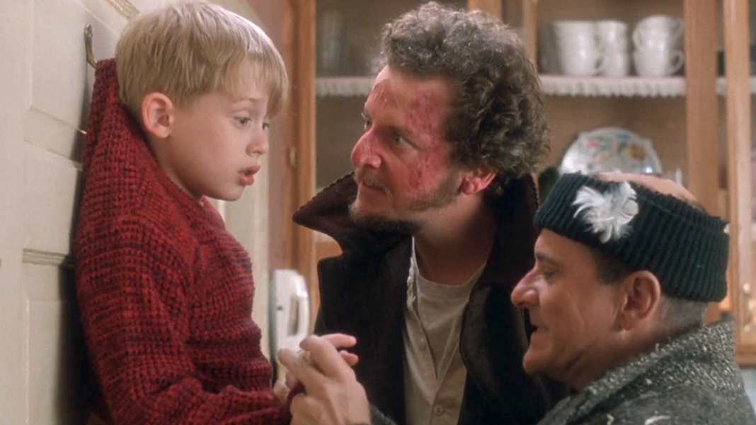 La historia detrás de Joe Pesci mordió accidentalmente a Macaulay Culkin mientras filmaba solo en casa y lo asustó
