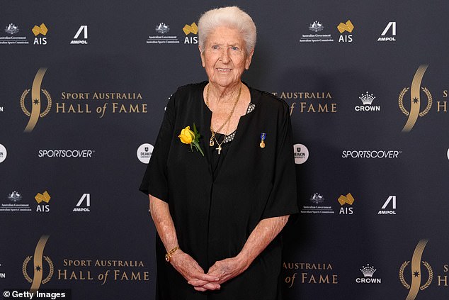 Dawn Fraser (en la foto el mes pasado) fue trasladada de urgencia al hospital después de sufrir una caída.