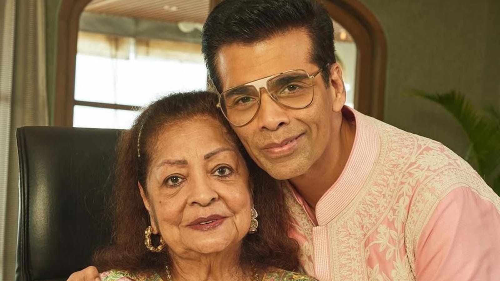 La madre de Karan Johar, Hiroo Johar, ingresada en el hospital; Visitas de Manish Malhotra
