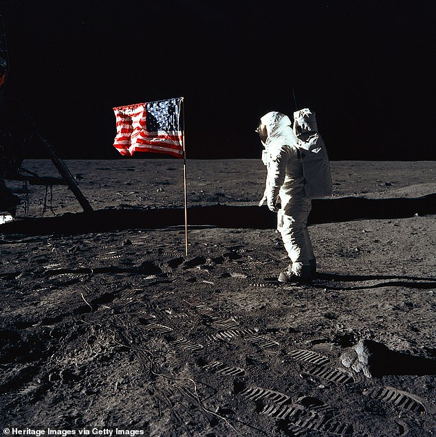 Buzz Aldrin y la bandera de Estados Unidos en la Luna, 1969. Más de medio siglo después del último alunizaje, realizado por el Apolo 17 en diciembre de 1972, se lanzó una misión separada para enviar astronautas alrededor de la Luna –pero no aterrizar– que debía estallar. en septiembre, también se retrasó, hasta abril de 2026