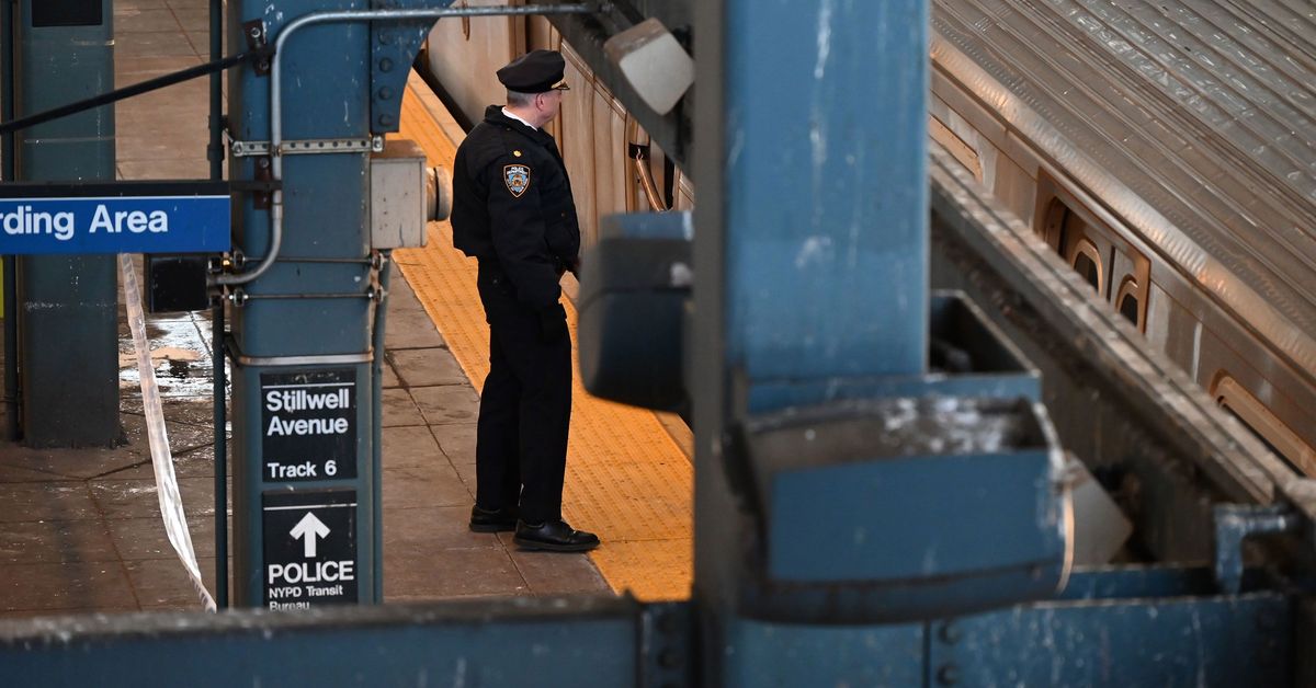 La policía de Nueva York identifica a una mujer que murió quemada dentro del metro
