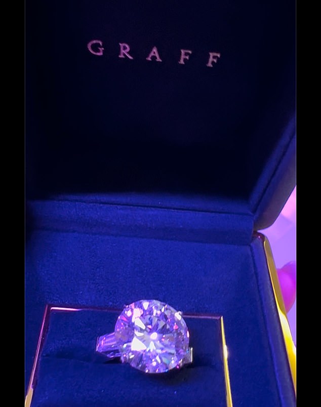 El ladrón entró por una ventana del segundo piso y se llevó £10,4 millones en joyas personalizadas, incluido un anillo de diamantes Graff de 10,73 quilates.