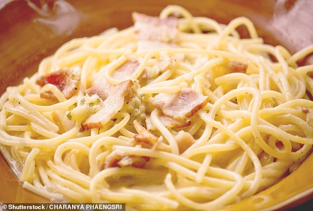 Una carbonara reconfortante es un plato amado por los británicos en todo el Reino Unido y, como resultado, muchos la consideran el mejor ejemplo de comida reconfortante italiana (Imagen de archivo)